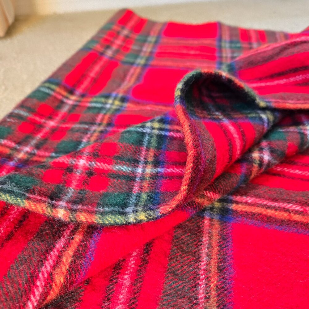100% Lambswool Tartan Wrap Red Plaid Balmoral Scotland - Picture 10 of 10